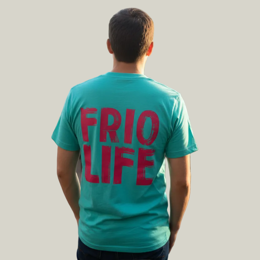 Person wearing a tee with the words Frio Life